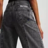İKİ RENKLİ ORTA BEL GEVŞEK JEAN İKİ RENKLİ ORTA BEL GEVŞEK JEAN