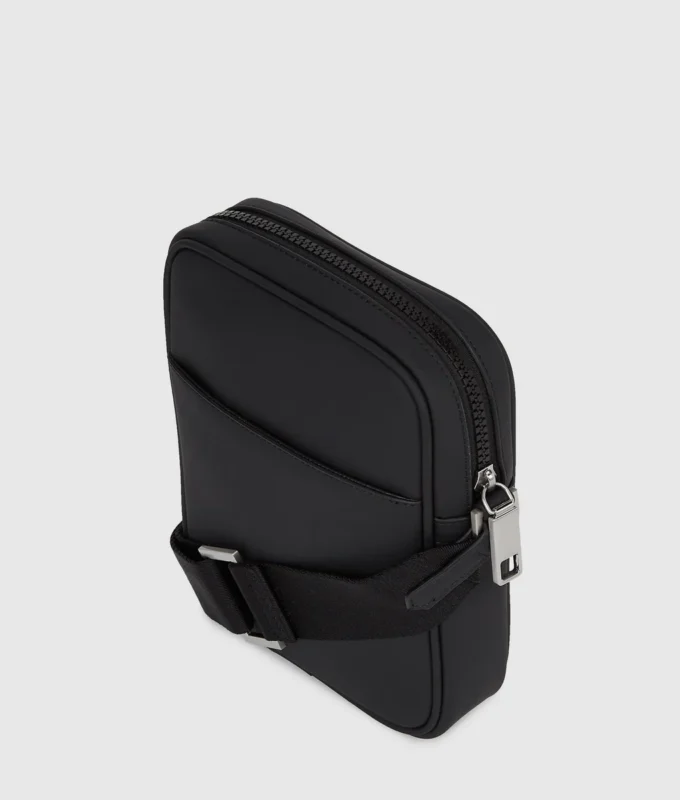 Minimalist logolu çapraz askılı çanta Minimalist logolu çapraz askılı çanta