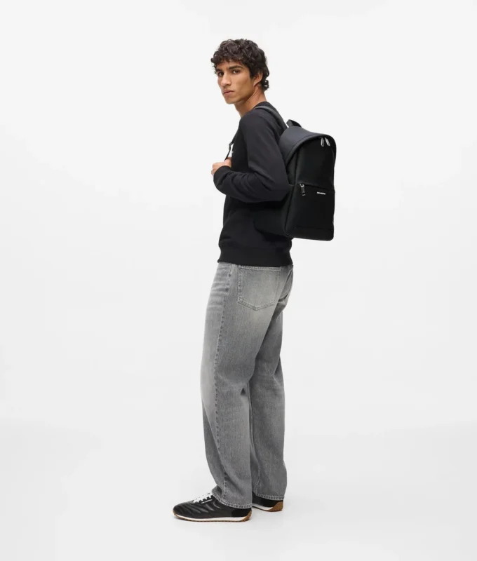 Minimalist logolu sırt çantası Minimalist logolu sırt çantası
